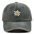 Nahaufnahme der weißen Gänseblümchen-Stickerei auf dunkelgrauer Vintage-Baseballkappe - Verstellbar / Armeegrün