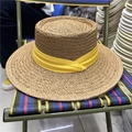 Flacher Strohhut mit breiter Krempe in Braun und einem leuchtend gelben Zierband - Khaki Hut Mit Gelbem Band