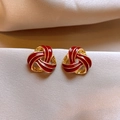Orecchini a lobo a trifoglio in smalto rosso con bordo dorato su seta beige elegante - Orecchini a Bottone con Nodo Celtico / Rosso Oro Intrecciato (100# Perno in Argento)