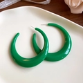 Orecchini a fiori verdi a forma di C con strass su un vassoio di ceramica - Orecchini a Bottone in Acrilico a Forma di C Verdi Perno in Argento