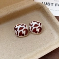 Détail macro de boucles d'oreilles carrées léopard avec motif animalier brillant au papier - 19# Argent - Boucles d'Oreilles Clous Émail Carrées (Tige en Argent)