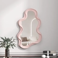 Specchio da parete irregolare a forma di nuvola con cornice ondulata rosa vivace - Rosa Onda