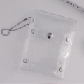 Detalle de tarjetero de PVC transparente con purpurina, broches metálicos y cadena - Claro (Con Cadena de Bolas) / 8.5x10cm / Transparente