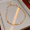 Detalle del collar de acero de titanio con cuentas de colores y una perla natural - Amarillo (Caja de Regalo)
