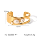 Detail eines vergoldeten Armreifs mit Hohl-Design und echten Perlen für Damen - Goldene Welle Mit Perle (HC-B20223-WT)