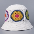 Dettaglio cappello pescatore a uncinetto fatto a mano con motivi floreali e trama in cotone - M (56-58cm) / Bianco