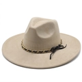 Detail von beigem Wildleder-Fedora mit Goldkette und schwarzer Schleifendeko - Hellkamel