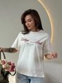 Λευκό βαμβακερό t-shirt με vintage γράμματα σε μπορντό χρώμα σε μοντέρνο σκηνικό - S / Λευκό