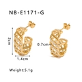 Detalle de pendientes en C dorados con diseño de rejilla y pavé de micro diamantes - Oro de 18K / Color Dorado (NB-E1171-G)