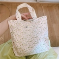 Gros plan d'un sac en coton à fleurs roses avec étiquette textile et fermeture - Imprimé Floral Rose Clair