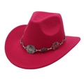 Detailansicht des rosenroten Fedora-Hutes mit silberner Metallkette und Blumenakzenten - Fuchsia