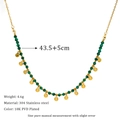 Dettaglio della collana in malachite naturale e acciaio inossidabile placcato oro 18 carati - Collana con Pendente a Disco Dorato e Piccole Perline Verdi (MSNK0137)