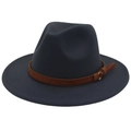 Détail du chapeau en feutre bleu marine avec ceinture en cuir brun et boucle dorée - Gris Foncé (Bord Plat Corde Jaune)