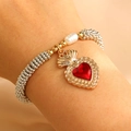Detailaufnahme eines Retro-Perlenarmbands mit Herzanhänger am Handgelenk - Perlenarmband Mit Rotem Herz (A-646) / KC Gold Charm With Silver Beads