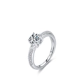 Eleganter S925 Sterlingsilber Ring mit 4-Krallen-Zirkonia und Seitensteinen in 45-Grad-Ansicht - US-Größe 5 / 925 Sterlingsilber
