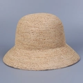 Handgemaakte raffia zonnehoed met minimalistisch koepelontwerp in natuurlijk beige - M (56-58cm) / Beige