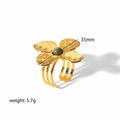 Detailansicht goldener Blumenring mit grünem Edelstein, Größe 35mm und Gewicht von 5,7g - Goldener Blumenring mit grünem Edelstein (TR4075)