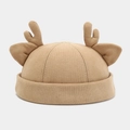 Detalle de gorro docker de punto beige con astas y orejas 3D sobre fondo blanco - Talla única / Caqui