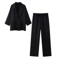 Detail eines schwarzen Doppelreiher-Blazers und Hose mit vertikaler Plissee-Struktur - XS / Oberteil Und Unterteil / Schwarz
