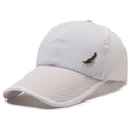 Weiße atmungsaktive Mesh-Baseballkappe mit modischem Bronze-Feder-Metallabzeichen - Verstellbar / Weiß