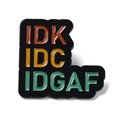 Broche en émail noir avec design texte IDK orange, IDC jaune et IDGAF vert éclatant - Épingle d'Acronymes d'Argot