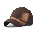 Détail d'une casquette de baseball en coton marron foncé avec visière à coutures renforcées - Café Vieilli / Réglable