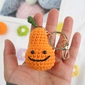 Portachiavi a forma di pera all'uncinetto fatto a mano arancione e verde con anello dorato - Arancia Brutta (Forma di Pera) / Arancione