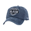 Dettaglio del cappello da baseball in cotone lavato blu navy con ricamo a scudo e logo laterale - Blu navy / Regolabile