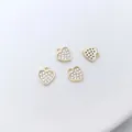 Dettaglio di quattro ciondoli a cuore placcati oro 14K con micro-pave di zirconi cubici - Tipo 1 Cuore di Pesca 6,5x7,5mm
