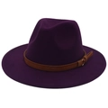 Detail eines lila Fedora-Huts mit breiter Krempe und braunem Lederband mit Goldschnalle - M (56-58cm) / Lila (Flache Krempe Gelbes Seil)