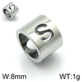 Pendentif cylindre en acier argenté ajouré de cœurs, largeur 8mm et poids de 1g - Lettre S (KLJ1314-Z)