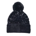 Detail van zwarte gebreide muts met pailletten, imitatiebontrand en een grote pompon - Zwart