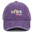 Dettaglio del ricamo Nope Not Again su cappello da baseball in cotone lavato color viola - Viola