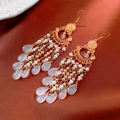 Détail de boucles d'oreilles bohèmes dorées avec perles blanches et glands sur soie - 17# Crochet d'oreille - Or - Blanc