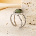 Vista de primer plano de anillo vintage de acero inoxidable con piedra verde natural - US 6 / Color Acero