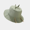Dettaglio del cappello alla pescatora verde salvia con orecchie di coniglio e corda intrecciata - verde chiaro