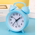 Sveglia silenziosa retrò azzurra a doppia campana con grandi numeri per bambini - Blu