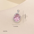 Detailansicht eines rosa ovalen Zirkonia-Anhängers mit silberner Krallenfassung, 1.4x1.1cm - Silber/Rosa Zirkonia