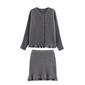 Conjunto de punto gris oscuro para mujer con cárdigan y falda con bajo de volantes - S / Gris
