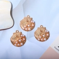 Goldene Seemuschel-Anhänger mit Seestern-Gravur und kleinen Perlen für DIY-Schmuck - Stil A Jakobsmuschel Seestern Perle