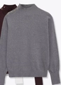 Détail d'un pull en maille grise avec boutons dorés à l'épaule et design à col montant - S / Gris