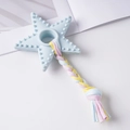 Sternförmiges hellblaues Hundekauspielzeug mit buntem Baumwollseil zur Zahnreinigung - Stacheliger Sternenring mit Seil / 18cm / Blau