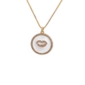 Collana placcata oro con ciondolo tondo in smalto bianco e motivo labbra con zirconi incastonati - Stile Labbra