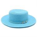 Détail du chapeau canotier bleu clair avec texture de paille fine et boucle dorée - M (56-58cm) / Bleu lac