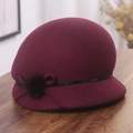 Cappello cloche vintage in lana bordeaux con nastro di paillettes nere e pompon morbido - M (56-58cm) / Borgogna