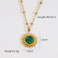 Dettaglio della collana con ciondolo a sole in malachite verde e misure incluse - 2096-Sole Malachite