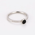 Primer plano del anillo de acero plateado con incrustación negra y detalles de circón - US 6 / Color Acero