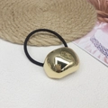 Minimalistisches schwarzes Haargummi mit einem großen polierten goldfarbenen Metallstück - Gold