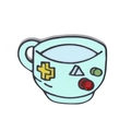 Dettaglio ravvicinato di una spilla a forma di tazza da caffè in smalto blu decorata - Tazza geometrica blu chiaro
