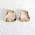 Vista macro de pendientes triangulares geométricos dorados sobre fondo con textura - Grande / Dorado